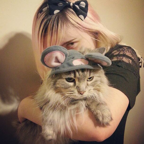 22 Cats That Absolutely Hate Their Halloween Costumes Pleated Jeans