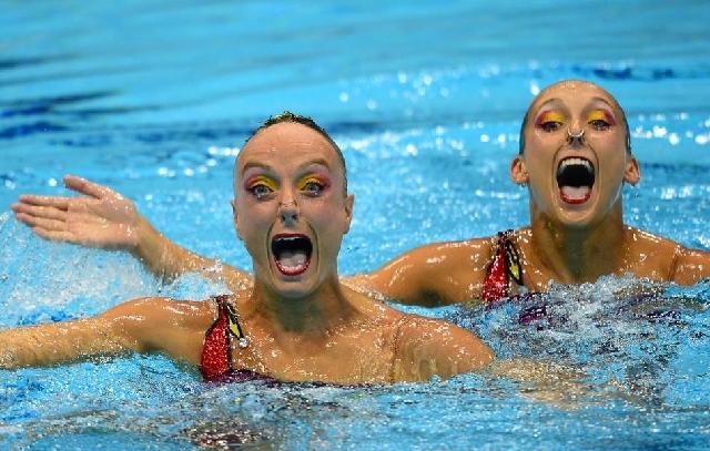 Bilderesultat for funny synchronized swimming